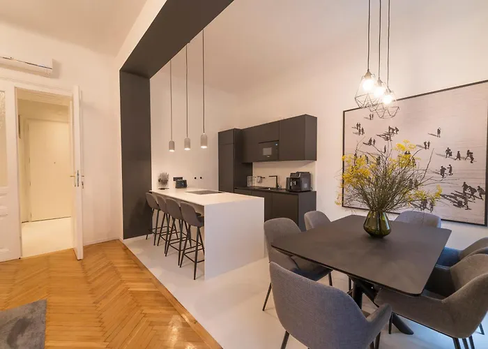 Josef's I Pink Flamingo I Deluxe Apartment